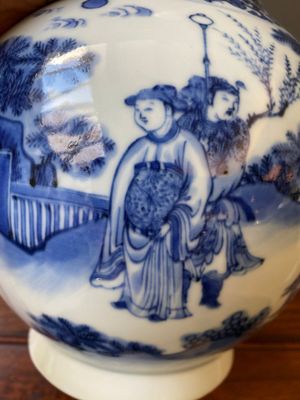 Vase de forme bouteille en porcelaine de Chine en bleu et blanc, époque Transition — photo 9