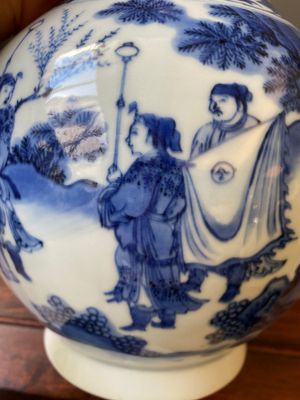 Vase de forme bouteille en porcelaine de Chine en bleu et blanc, époque Transition — photo 10