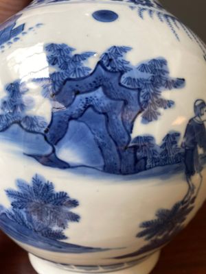 Vase de forme bouteille en porcelaine de Chine en bleu et blanc, époque Transition — photo 13