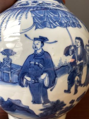 Vase de forme bouteille en porcelaine de Chine en bleu et blanc, époque Transition — photo 15