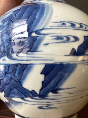 Vase de forme bouteille en porcelaine de Chine en bleu et blanc, époque Transition — photo 17