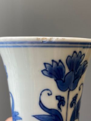 Vase de forme bouteille en porcelaine de Chine en bleu et blanc, époque Transition — photo 18