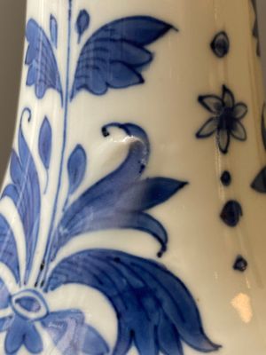 Vase de forme bouteille en porcelaine de Chine en bleu et blanc, époque Transition — photo 20