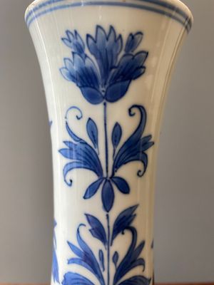 Vase de forme bouteille en porcelaine de Chine en bleu et blanc, époque Transition — photo 9