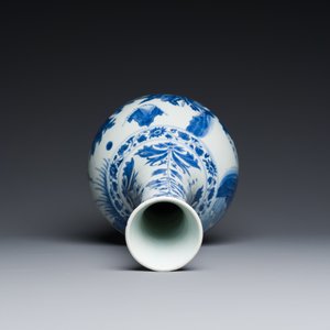 Vase de forme bouteille en porcelaine de Chine en bleu et blanc, époque Transition — photo 5