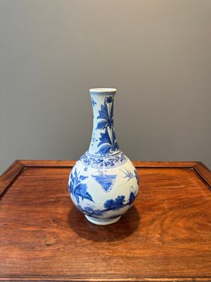 Vase de forme bouteille en porcelaine de Chine en bleu et blanc, époque Transition — photo 2
