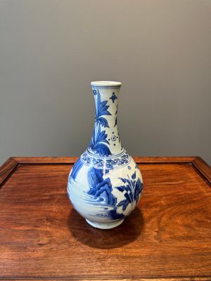 Vase de forme bouteille en porcelaine de Chine en bleu et blanc, époque Transition — photo 3