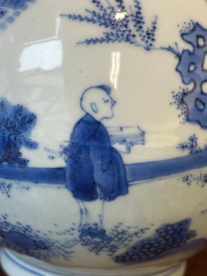 Vase de forme bouteille en porcelaine de Chine en bleu et blanc, époque Transition — photo 8
