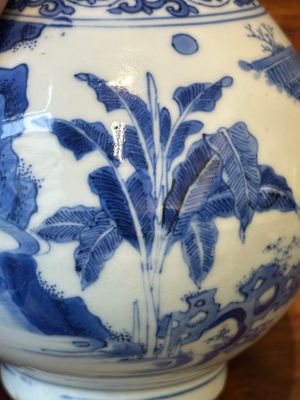 Vase de forme bouteille en porcelaine de Chine en bleu et blanc, époque Transition — photo 9