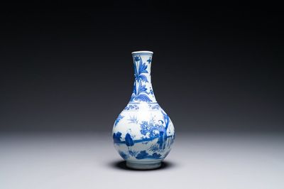 Vase de forme bouteille en porcelaine de Chine en bleu et blanc, époque Transition