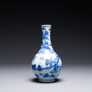 Vase de forme bouteille en porcelaine de Chine en bleu et blanc, époque Transition — photo 1