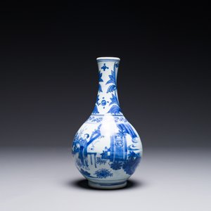 Vase de forme bouteille en porcelaine de Chine en bleu et blanc, époque Transition — photo 2