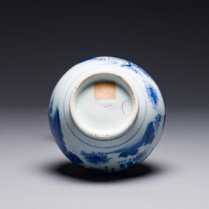 Vase de forme bouteille en porcelaine de Chine en bleu et blanc, époque Transition — photo 6