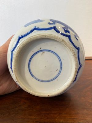 Vase de forme bouteille en porcelaine de Chine en bleu et blanc, Kangxi — photo 8