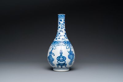 Vase de forme bouteille en porcelaine de Chine en bleu et blanc, Kangxi