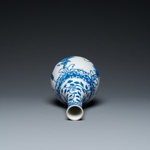 Vase de forme bouteille en porcelaine de Chine en bleu et blanc, Kangxi — photo 5