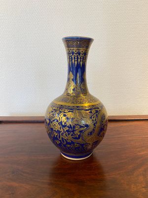 Vase de forme bouteille en porcelaine de Chine en bleu monochrome à décor de dragons en dorure, marque de Qianlong, 19ème — photo 1