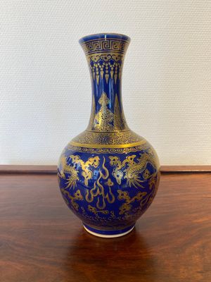 Vase de forme bouteille en porcelaine de Chine en bleu monochrome à décor de dragons en dorure, marque de Qianlong, 19ème — photo 3