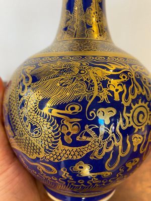Vase de forme bouteille en porcelaine de Chine en bleu monochrome à décor de dragons en dorure, marque de Qianlong, 19ème — photo 7