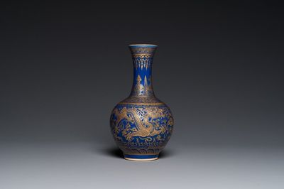 Vase de forme bouteille en porcelaine de Chine en bleu monochrome à décor de dragons en dorure, marque de Qianlong, 19ème