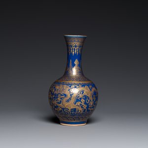 Vase de forme bouteille en porcelaine de Chine en bleu monochrome à décor de dragons en dorure, marque de Qianlong, 19ème — photo 3