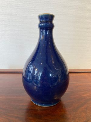 Vase de forme bouteille en porcelaine de Chine en bleu monochrome, Qianlong — photo 1