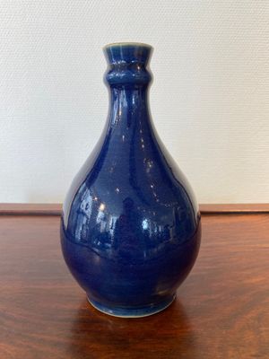 Vase de forme bouteille en porcelaine de Chine en bleu monochrome, Qianlong — photo 2