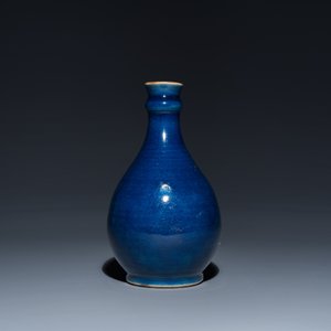 Vase de forme bouteille en porcelaine de Chine en bleu monochrome, Qianlong — photo 3