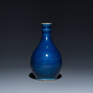 Vase de forme bouteille en porcelaine de Chine en bleu monochrome, Qianlong — photo 4