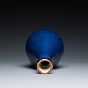Vase de forme bouteille en porcelaine de Chine en bleu monochrome, Qianlong — photo 5