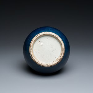 Vase de forme bouteille en porcelaine de Chine en bleu monochrome, Qianlong — photo 6