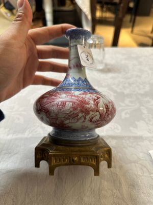 Vase de forme bouteille en porcelaine de Chine en émaux bleu et rose à monture en bronze doré, 20ème — photo 1
