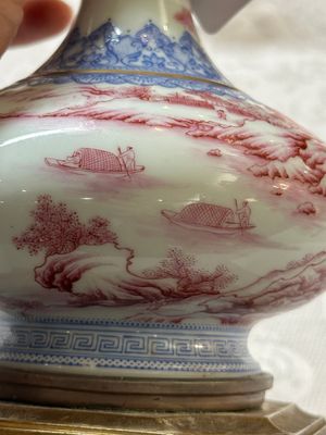 Vase de forme bouteille en porcelaine de Chine en émaux bleu et rose à monture en bronze doré, 20ème — photo 7