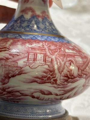 Vase de forme bouteille en porcelaine de Chine en émaux bleu et rose à monture en bronze doré, 20ème — photo 9