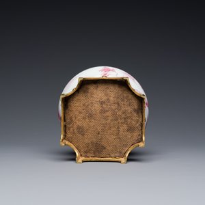 Vase de forme bouteille en porcelaine de Chine en émaux bleu et rose à monture en bronze doré, 20ème — photo 6