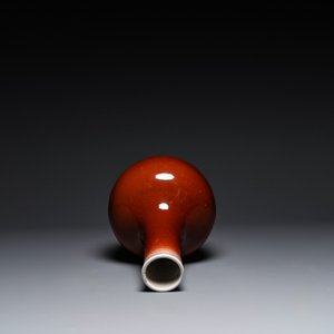 Vase de forme bouteille en porcelaine de Chine en rouge de cuivre, 19ème — photo 3