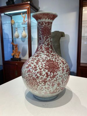 Vase de forme bouteille en porcelaine de Chine en rouge de cuivre aux rinceaux floraux, Qianlong — photo 4