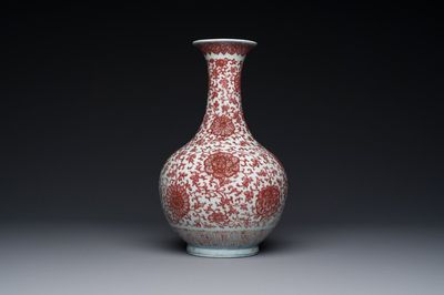 Vase de forme bouteille en porcelaine de Chine en rouge de cuivre aux rinceaux floraux, Qianlong