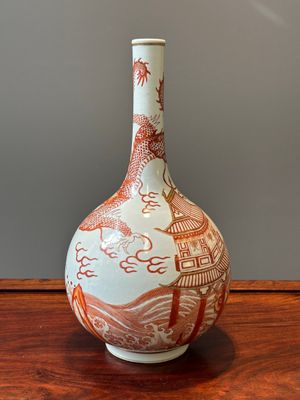 Vase de forme bouteille en porcelaine de Chine en rouge de fer et doré à décor de dragon et de carpe, 19/20ème — photo 2