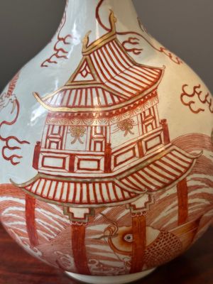 Vase de forme bouteille en porcelaine de Chine en rouge de fer et doré à décor de dragon et de carpe, 19/20ème — photo 9