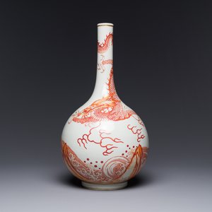 Vase de forme bouteille en porcelaine de Chine en rouge de fer et doré à décor de dragon et de carpe, 19/20ème — photo 1