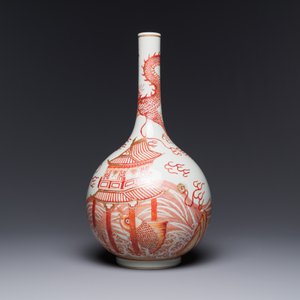 Vase de forme bouteille en porcelaine de Chine en rouge de fer et doré à décor de dragon et de carpe, 19/20ème — photo 2