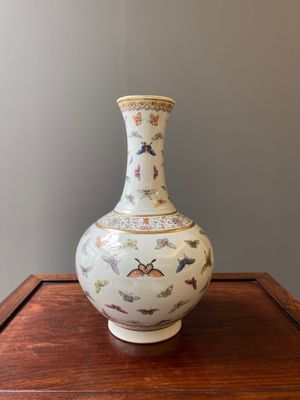 Vase de forme bouteille en porcelaine de Chine famille rose à décor de papillons, marque et époque de Guangxu — photo 1