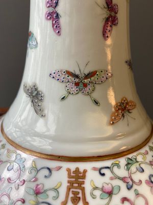Vase de forme bouteille en porcelaine de Chine famille rose à décor de papillons, marque et époque de Guangxu — photo 13
