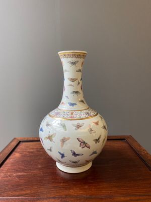 Vase de forme bouteille en porcelaine de Chine famille rose à décor de papillons, marque et époque de Guangxu — photo 2