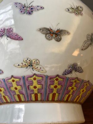 Vase de forme bouteille en porcelaine de Chine famille rose à décor de papillons, marque et époque de Guangxu — photo 8