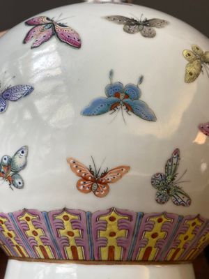 Vase de forme bouteille en porcelaine de Chine famille rose à décor de papillons, marque et époque de Guangxu — photo 9