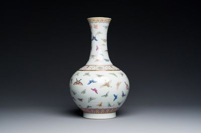 Vase de forme bouteille en porcelaine de Chine famille rose à décor de papillons, marque et époque de Guangxu