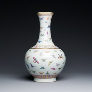Vase de forme bouteille en porcelaine de Chine famille rose à décor de papillons, marque et époque de Guangxu — photo 4