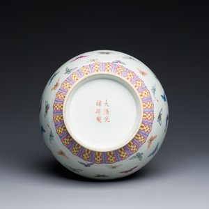 Vase de forme bouteille en porcelaine de Chine famille rose à décor de papillons, marque et époque de Guangxu — photo 6